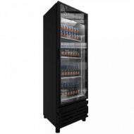 Cervejeira Imbera na cor preto com porta de vidro transparente com garrafas de cerveja dentro